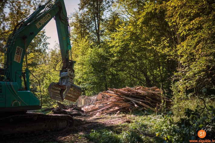 Pašvaldība demontē vidi degradējošu objektu netālu no Gūtmaņa alas