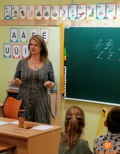 Skolēni Allažu pamatskolā apgūst glītrakstīšanu