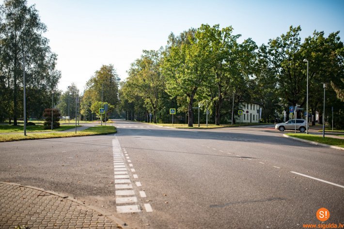 Pils un Raiņa ielas krustojumā uzsākta satiksmes drošības elementu uzstādīšana