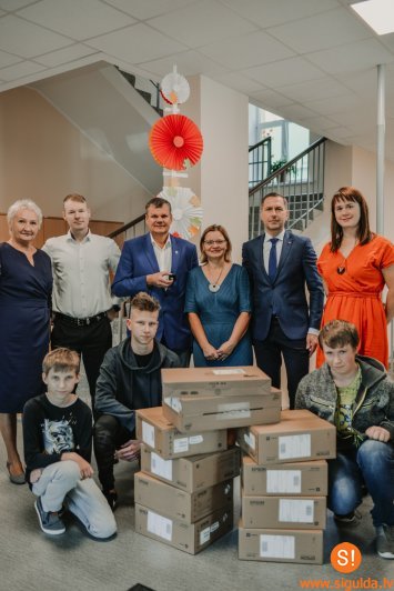 Allažu pamatskola dāvinājumā saņem iekārtas mācību procesa uzlabošanai