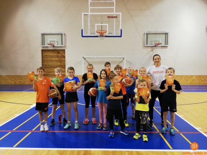 Aizvadīta projekta “Nāc sportot!” 1. nodarbība; aicina pieteikties nākamajām