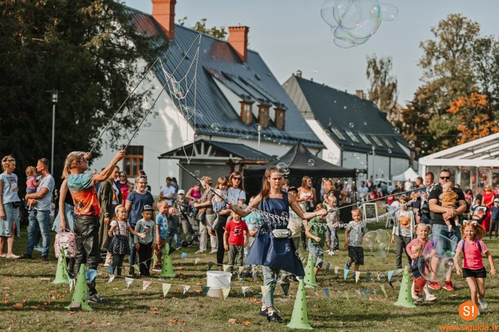 Ar aizraujošām aktivitātēm un garšām “Rudens Street Food” zonā atklāta Zelta rudens sezona Siguldā
