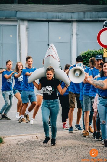 Novada jaunieši piedalās mediju nometnē “Young Media Sharks”