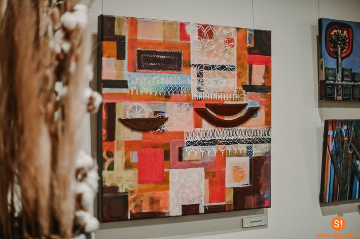 Allažu pagasta Tautas namā apskatāma mākslinieces Lauras Rostokas izstāde