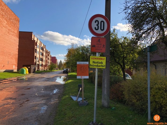 Uzsākta esošā asfaltseguma noņemšana un ielas virskārtas atjaunošana Jaunatnes ielā