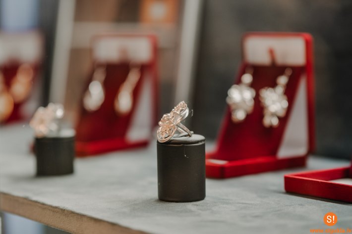 Dzīvā sudraba muzeja ekspozīcijas papildina sudraba rotu darbnīca