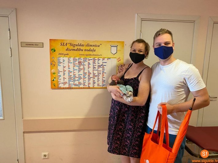 Siguldas slimnīcā tūkstošajās dzemdībās pasaulē nācis puisītis Teodors