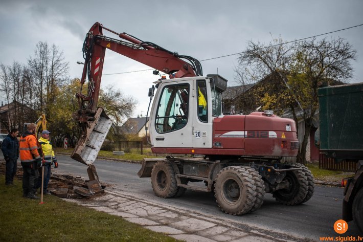 Uzsākti esošās gājēju ietves atjaunošanas darbi Jaunatnes ielā