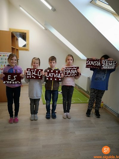 Mores pamatskolas skolēni ar dažādām aktivitātēm aizvada Patriotu mēnesi