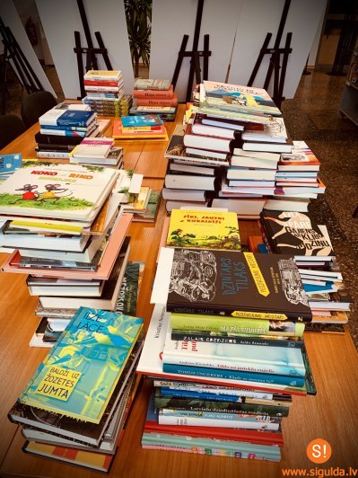 Siguldas novada bibliotēkas saņem vērtīgu grāmatu dāvinājumu