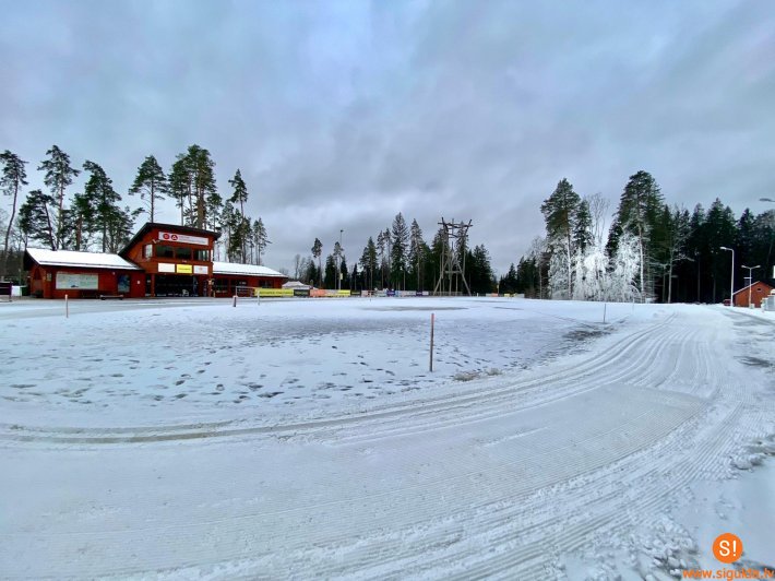 Pašvaldība dod iespēju novada senioriem slēpot bez maksas