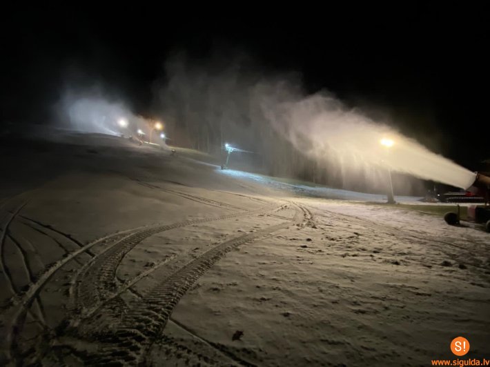 Siguldas Pilsētas trasē notiek sniega ražošana; brīvdienās atvērs daļu lielā kalna