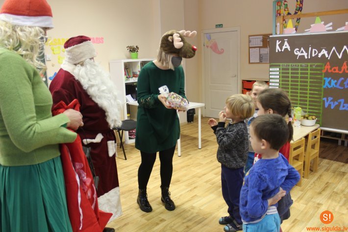 Mores pamatskolā viesojas Ziemassvētku vecītis