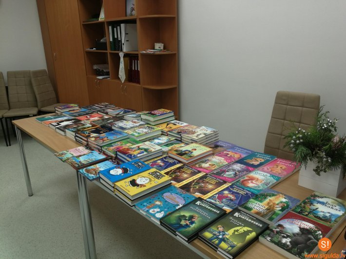 Siguldas 1. pamatskolas skolēni saņem grāmatas par mācību sasniegumiem