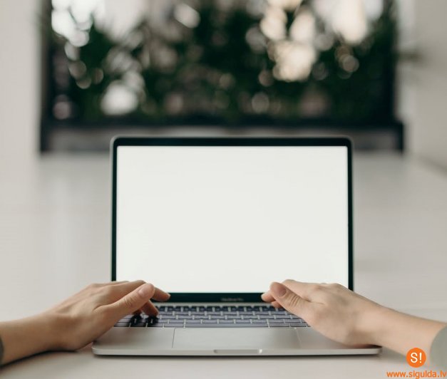 Siguldas novada skolēni dāvinājumā saņem datorus