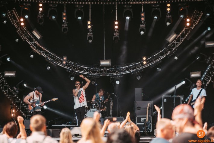 Mūzikas grupa “Neon Saturdays” aicina uz tiešsaistes koncertu