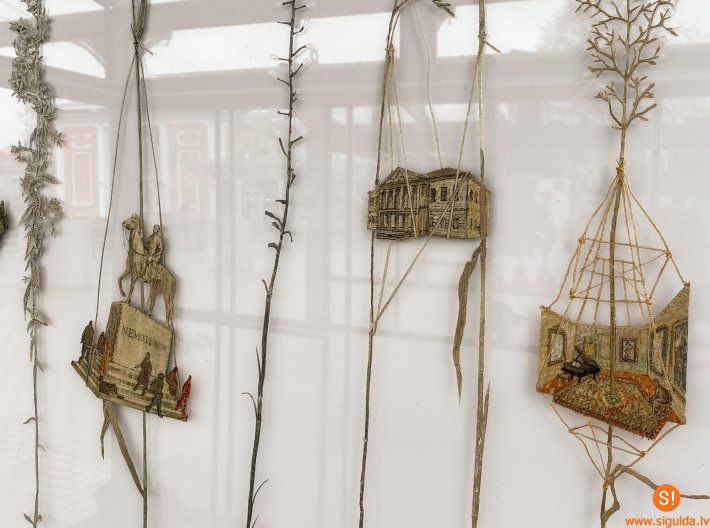 Dabas laboratorijā ar skaistumu apbur polietilēna smilgas