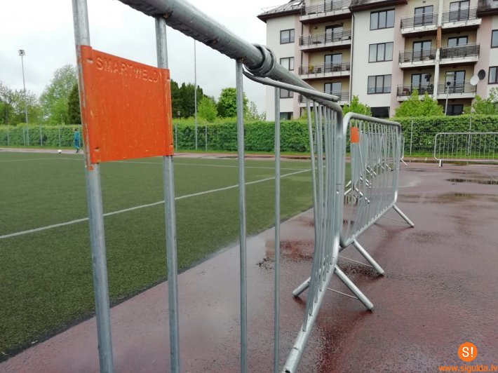 Siguldas pilsētas stadionā izdemolētas norobežojošās metāla sētas