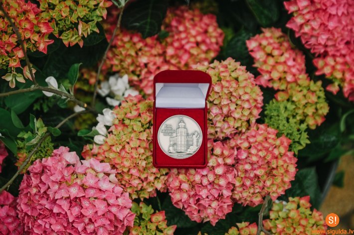 Medaļas “Esmu dzimis Siguldas novadā” saņēmuši 2020. gada otrajā pusgadā dzimušie novadnieki