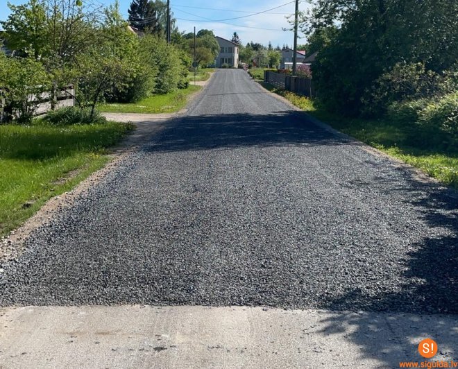 Turpinās grantēto ielu apstrāde ar dubultās virsmas tehnoloģiju Peltēs