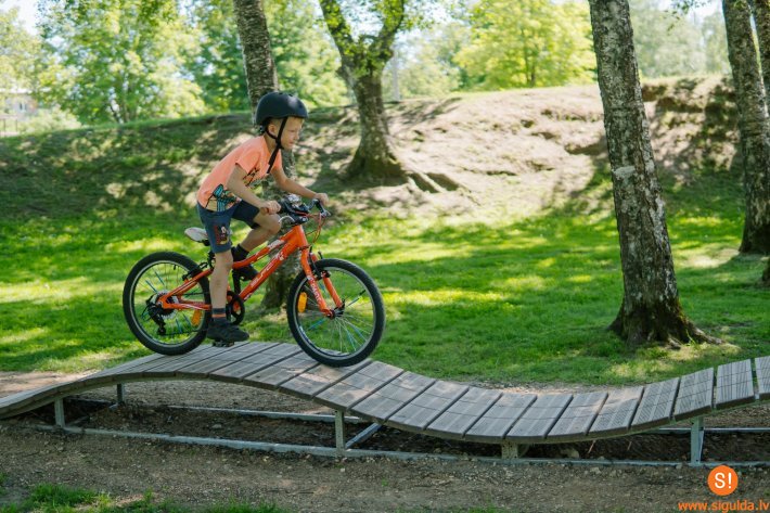 Raiņa parkā esošajā velotrasē “Velozinis” var apgūt riteņbraukšanas iemaņas