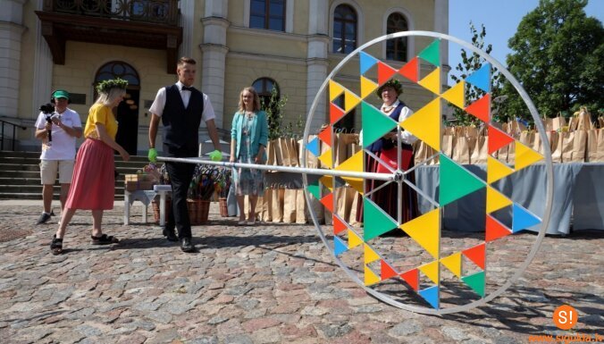 Latvijas Skolu jaunatnes dziesmu un deju svētku auto piestās arī Siguldas novadā