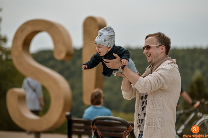 Allažu pamatskolas pirmsskolas izglītības grupās atzīmē Tēva dienu