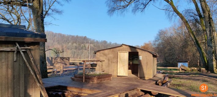 Siguldā tapis autentisks Gaujas astes plosts un Gaujas plostnieku stāsts