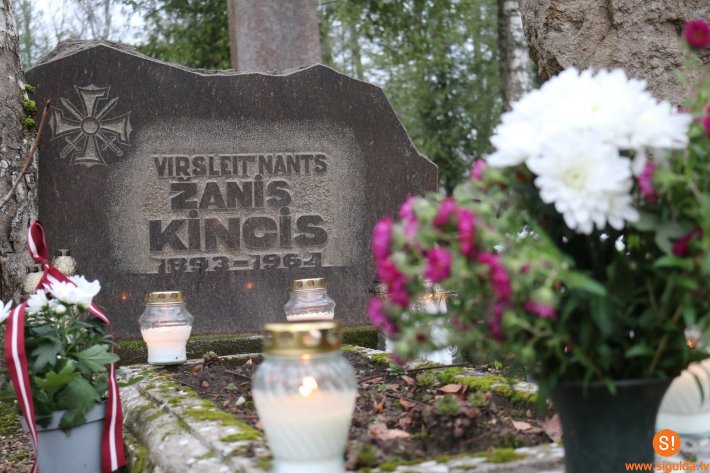 Aizdedz sveci, pieminot Lāčplēša Kara ordeņa kavalieri virsleitnantu Žani Ķinci