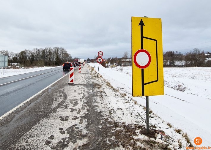 Uz Vidzemes šosejas dzelzceļa pārvada satiksme tiek organizēta pa apbraucamo ceļu
