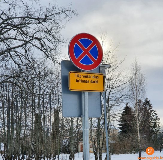 PRECIZĒTS: Notiks sniega attīrīšana no nomalēm; nepieciešama transportlīdzekļu pārvietošana