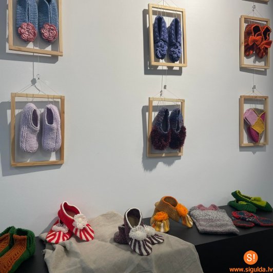 Siguldas novada bibliotēka aicina uz čībiņu izstādi “Radītprieks”