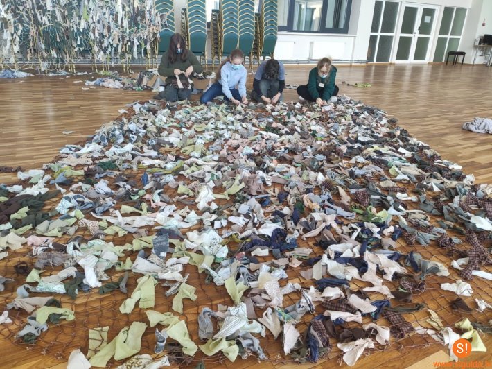 Siguldas 1. pamatskolas audzēkņi rada maskēšanās tīklus Ukrainas karavīriem