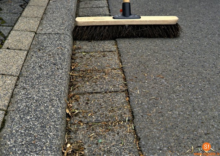 Uzsākta novada infrastruktūru objektu apsekošana un ceļu attīrīšana no smiltīm