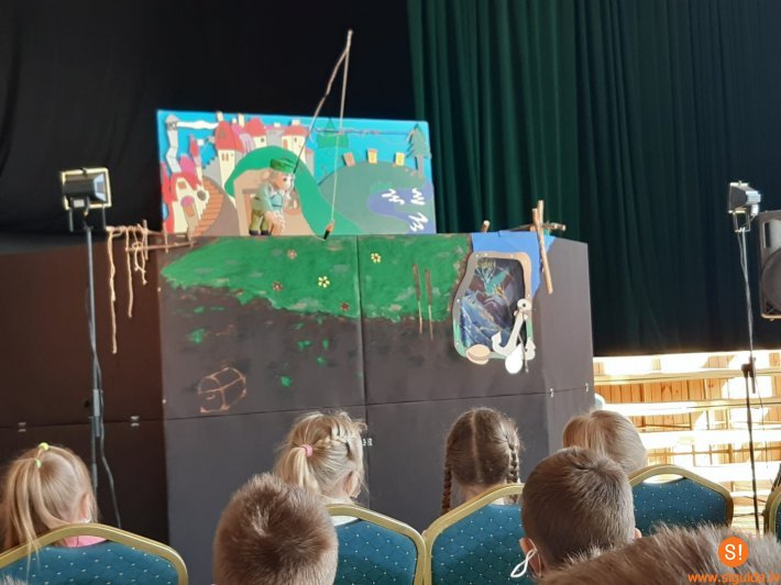 Siguldas 1. pamatskolas skolēni vēro leļļu teātra izrādi