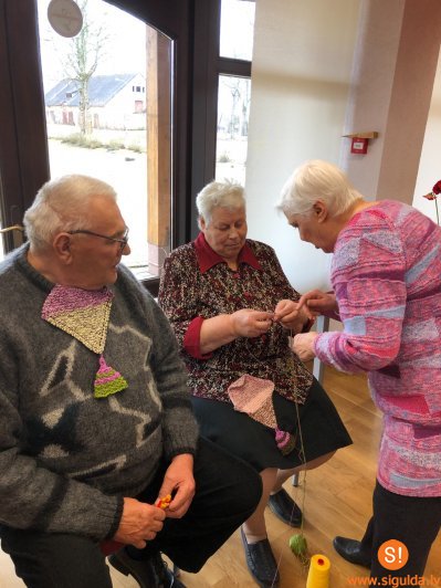 Rokdarbnieces tiekas radošajā un sarunu klubiņā “Laiks tējai”