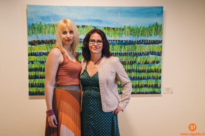 Siguldas Jaunajā pilī atklāta Andas Daubures gleznu izstāde