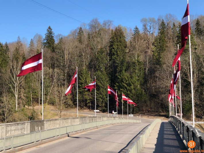 Siguldā uz tilta pār Gauju mastos plīvo 16 Latvijas karogi