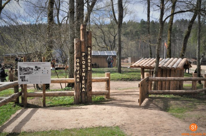 Siguldā atklāta izzinoša ekspozīcija par Gaujas plostnieku dzīvi