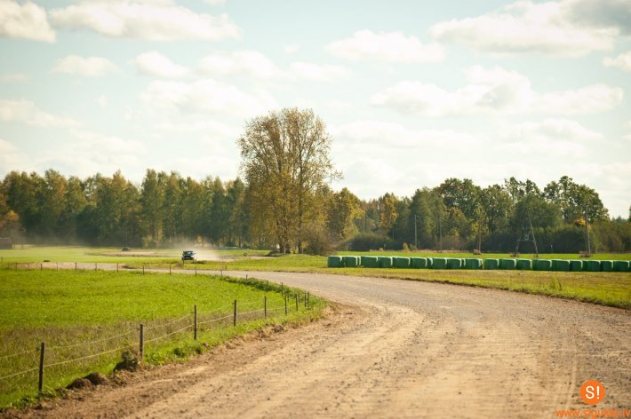 Uzsākta grantēto ielu un ceļu apstrāde ar putekļu absorbentu