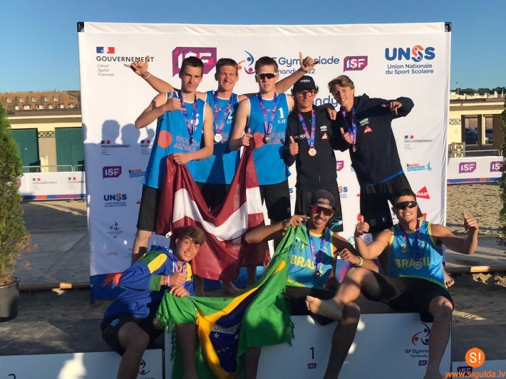 Pasaules skolēnu ģimnaziādē siguldieši izcīna 2. vietu pludmales volejbolā