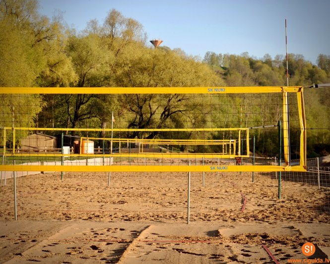 Labiekārtoti pludmales volejbola laukumi un uzstādīts inventārs