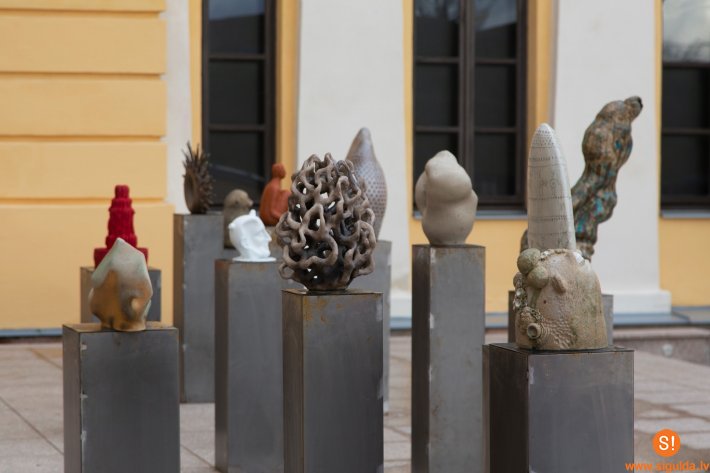 Siguldas pils dārzā eksponēs brīvdabas keramikas izstādi “Runā ar mani!”