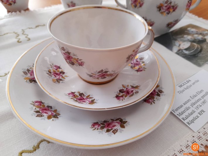 Allažu bibliotēkā skatāma tematiskā izstāde “Rīgas porcelāns”