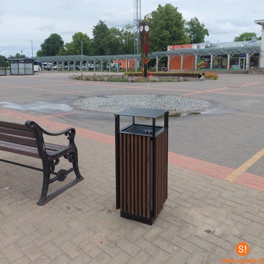 Pilsētvidē tiek uzstādītas atkritumu urnas ar jumtiņu