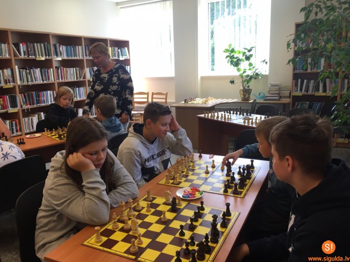 Aizritējusi šaha diena Allažu bibliotēkā