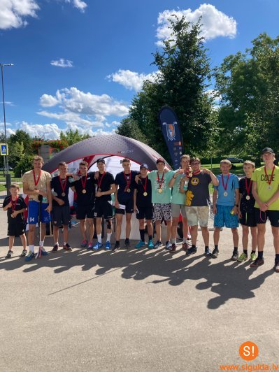 “Siguldas 3:3 florbola turnīrs” pulcē 50 komandas