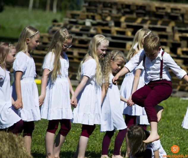 Mūsdienu deju grupa “A‑Zarts” uzņem jaunos dalībniekus