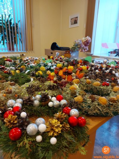 Mores jaunieši iepriecina vientuļos pensionārus