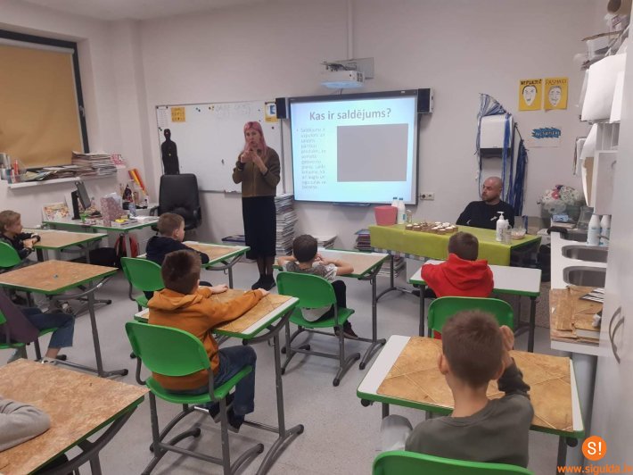 Siguldas 1. pamatskolas skolēni piedalās izzinošā nodarbībā